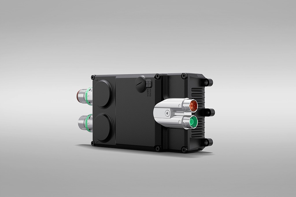 Mit seinem innovativen hybriden Verkabelungskonzept und einem um 300 Grad drehbaren Stecker für den Motor- und Geberanschluss reduziert der neue Servowechselrichter ihD von AMKmotion den Installationsaufwand erheblich.
