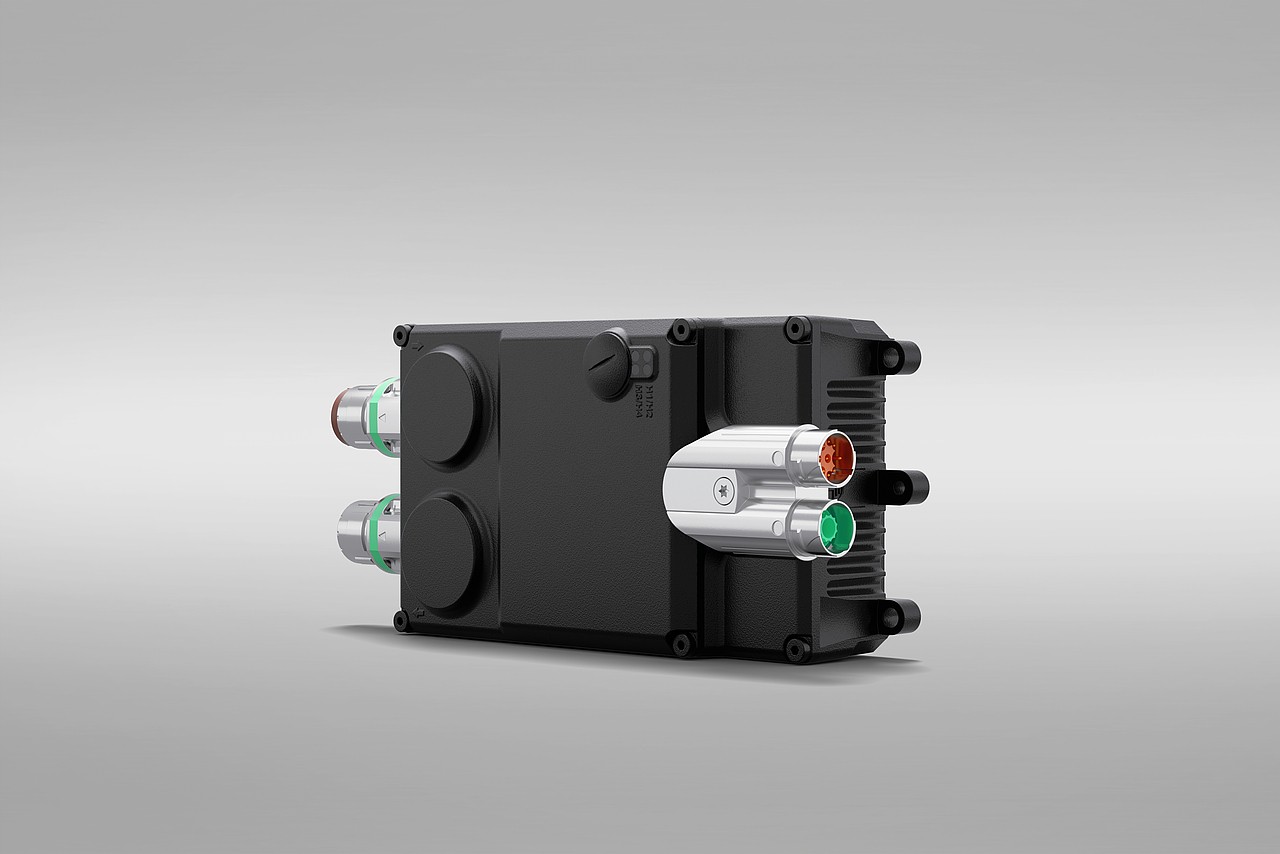 Mit seinem innovativen hybriden Verkabelungskonzept und einem um 300 Grad drehbaren Stecker für den Motor- und Geberanschluss reduziert der neue Servowechselrichter ihD von AMKmotion den Installationsaufwand erheblich.