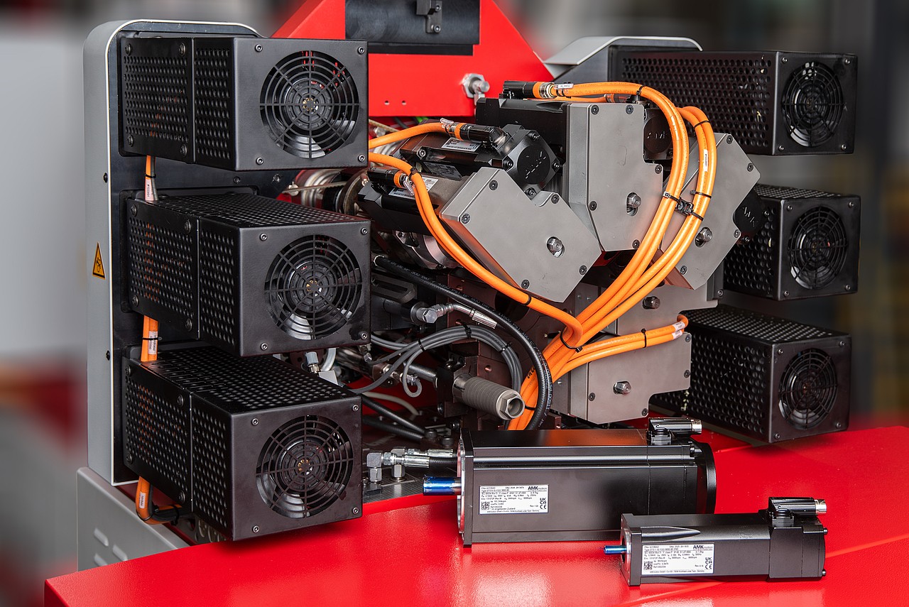 Die Kombination zentraler und dezentraler Antriebslösungen steigert sowohl die Flexibilität als auch die Energieeffizienz der Maschine.