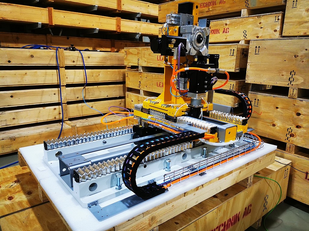 Das dreiachsige Positioniersystem (DAP) von LEANTECHNIK erfüllt die Vorgaben des Kunden. Die dezentrale Antriebslösung von AMKmotion senkt den Platzbedarf auf ein Minimum.