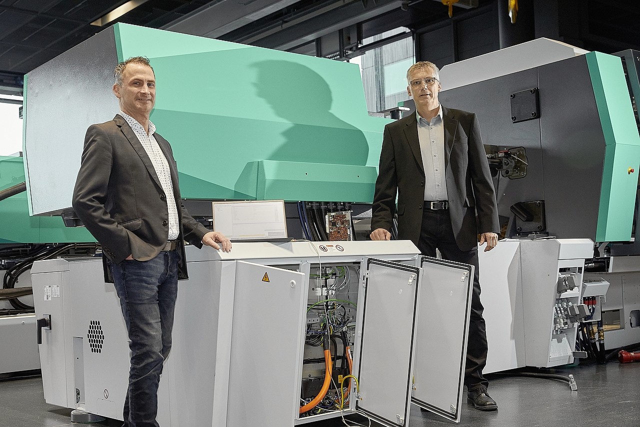 Entwickelten gemeinsam mit den Konstrukteuren von AMKmotion die KE/KW-Umrichter (v.l.): Volker Kethur und Michael Kaupp, Produktentwickler bei ARBURG.