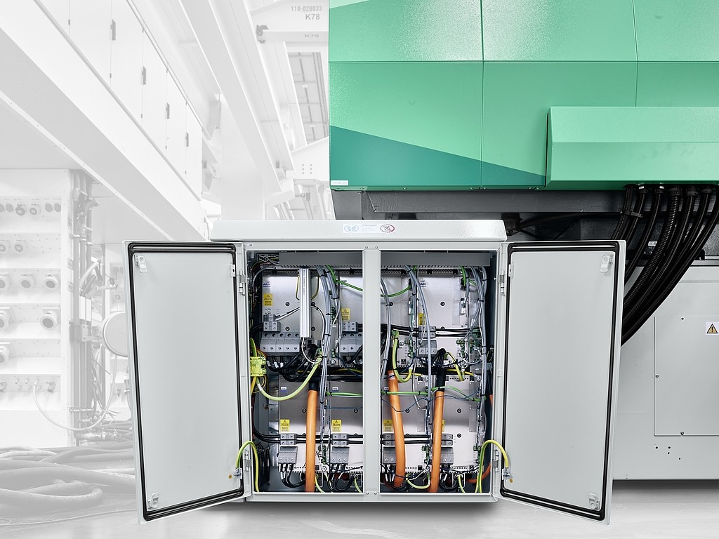 Die Flüssigkeitskühlung der Umrichter KE/KW von AMKmotion spart viel Platz im Schaltschrank und erhöht die Verfügbarkeit der Elektronik deutlich.